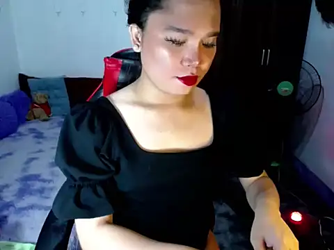 Snapshot of Urassiansweetcummer chatting on May 12, 2026, 12:11 pm Urassiansweetcummer online show from May 12, 2026, 12:11 pm
