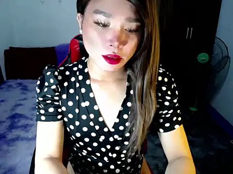 Urassiansweetcummer online show from November 23, 2025, 1:59 am