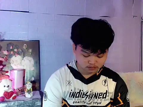 Reynelcock online show from May 18, 2026, 7:35 am