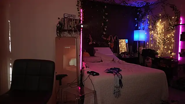 Snapshot of littlelune chatting on September 28, 2025, 8:27 pm littlelune online show from September 28, 2025, 8:27 pm