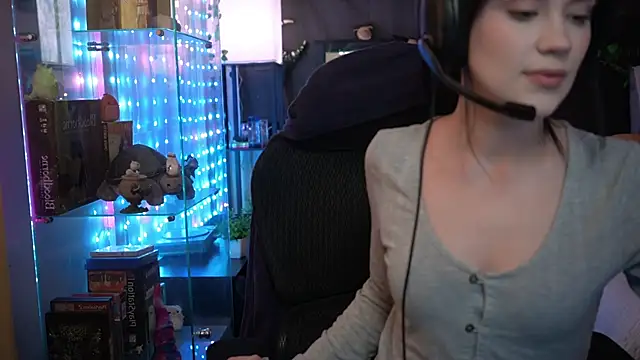 littlelune online show from February 6, 2026, 9:00 pm