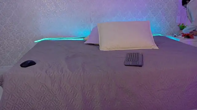 BeccaReedd online show from November 23, 2025, 11:20 am