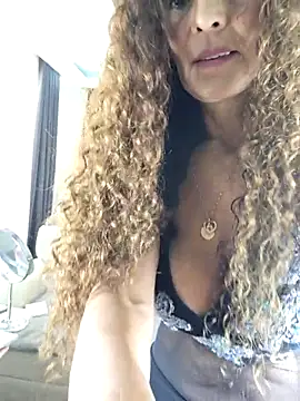 Snapshot of evasweett__ chatting on April 23, 2026, 2:30 pm evasweett online show from April 23, 2026, 2:30 pm