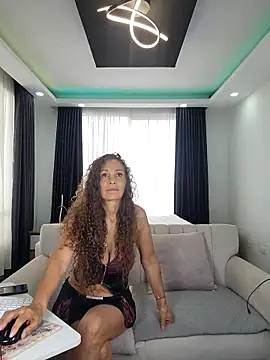 Snapshot of evasweett__ chatting on May 6, 2026, 1:15 pm evasweett online show from May 6, 2026, 1:15 pm