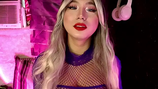 Snapshot of UrhotlucyTS chatting on December 16, 2025, 7:12 am UrhotlucyTS online show from December 16, 2025, 7:12 am