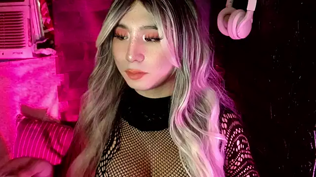 Snapshot of UrhotlucyTS chatting on December 3, 2025, 6:57 am UrhotlucyTS online show from December 3, 2025, 6:57 am