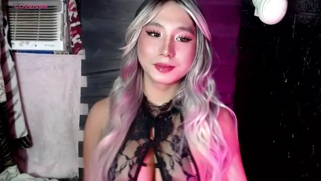 Snapshot of UrhotlucyTS chatting on October 7, 2025, 9:32 am UrhotlucyTS online show from October 7, 2025, 9:32 am