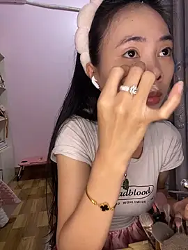 Snapshot of Dau-Tayy chatting on December 1, 2025, 9:43 am Dau-Tayy online show from December 1, 2025, 9:43 am