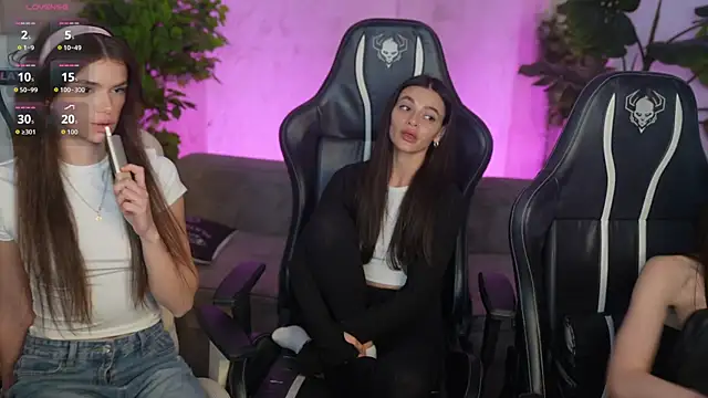 Selena Glow online show from April 8, 2026, 6:42 pm