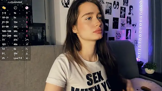 Snapshot of lovelyalivia chatting on December 22, 2025, 9:09 am lovelyalivia online show from December 22, 2025, 9:09 am