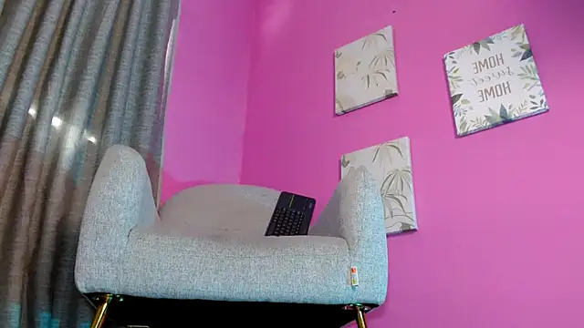 Snapshot of emily_ox0 chatting on June 19, 2026, 8:14 pm emily ox0 online show from June 19, 2026, 8:14 pm