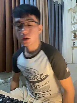 xshyboyx online show from December 4, 2025, 11:31 am