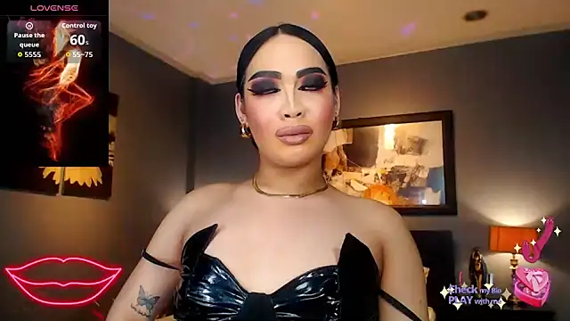 Snapshot of FridaHumphrey chatting on April 4, 2026, 6:47 pm FridaHumphrey online show from April 4, 2026, 6:47 pm