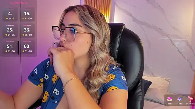 Snapshot of KYLIE_JONES6 chatting on December 16, 2025, 3:11 am KYLIE JONES6 online show from December 16, 2025, 3:11 am