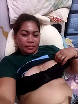 Snapshot of sexybitch_02 chatting on April 4, 2026, 11:39 am sexybitch 02 online show from April 4, 2026, 11:39 am