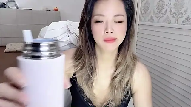 Snapshot of Holiland chatting on October 14, 2025, 12:33 am Holiland online show from October 14, 2025, 12:33 am