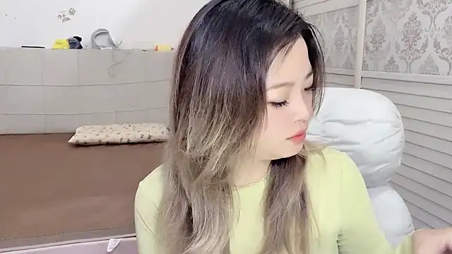 Snapshot of Holiland chatting on October 5, 2025, 2:35 am Holiland online show from October 5, 2025, 2:35 am