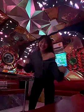 Snapshot of Ri210 chatting on December 3, 2025, 4:35 am Ri210 online show from December 3, 2025, 4:35 am