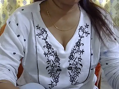 Snapshot of CHAMELI4747 chatting on March 10, 2026, 9:02 am CHAMELI4747 online show from March 10, 2026, 9:02 am