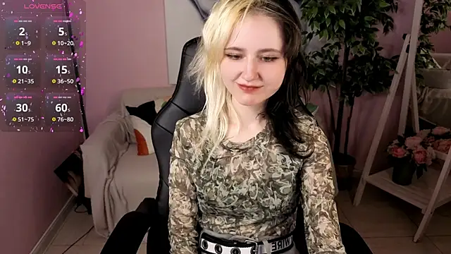 Snapshot of girl_next_doorr chatting on April 19, 2026, 6:10 pm girl next doorr online show from April 19, 2026, 6:10 pm
