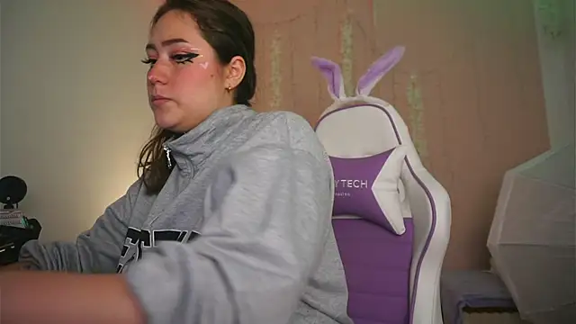 Snapshot of Violet_moon24 chatting on November 21, 2025, 9:47 pm Violet moon24 online show from November 21, 2025, 9:47 pm