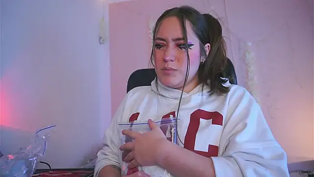 Snapshot of Violet_moon24 chatting on November 2, 2025, 10:04 pm Violet moon24 online show from November 2, 2025, 10:04 pm