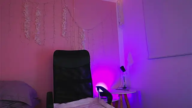 Snapshot of Violet_moon24 chatting on October 29, 2025, 10:09 pm Violet moon24 online show from October 29, 2025, 10:09 pm