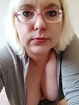 Snapshot of VikaKing chatting on December 20, 2025, 10:29 am VikaKing online show from December 20, 2025, 10:29 am