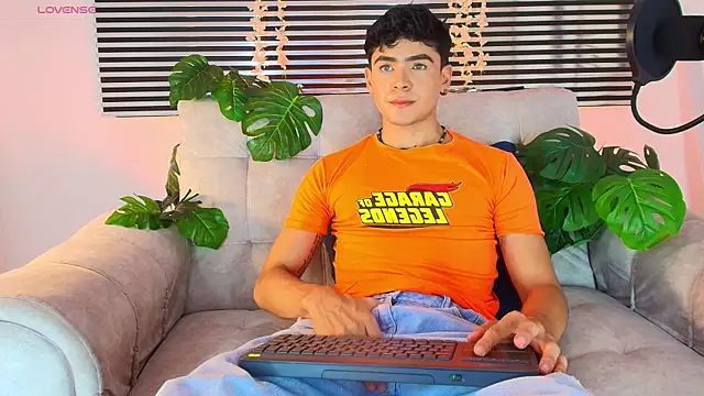 Snapshot of CamiiGuzmanX chatting on June 5, 2026, 8:03 pm CamiiGuzmanX online show from June 5, 2026, 8:03 pm