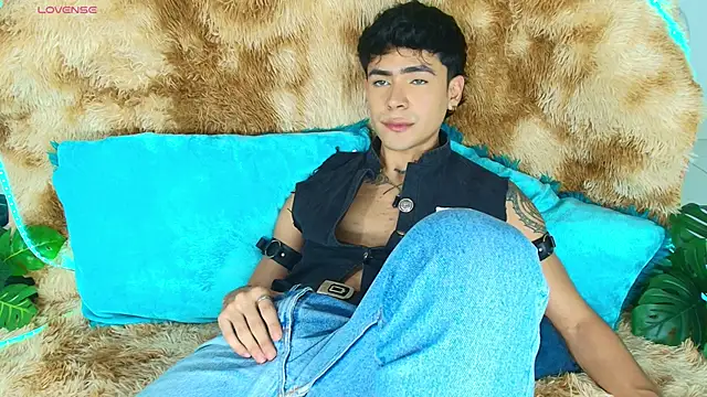 Snapshot of CamiiGuzmanX chatting on May 14, 2026, 8:28 pm CamiiGuzmanX online show from May 14, 2026, 8:28 pm