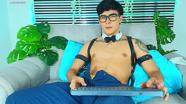 Snapshot of CamiiGuzmanX chatting on April 21, 2026, 10:05 pm CamiiGuzmanX online show from April 21, 2026, 10:05 pm