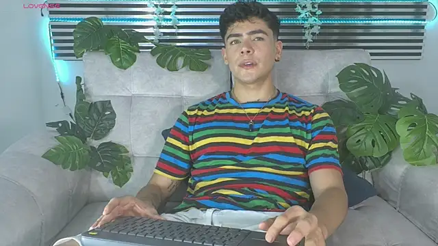 Snapshot of CamiiGuzmanX chatting on May 23, 2026, 9:25 pm CamiiGuzmanX online show from May 23, 2026, 9:25 pm