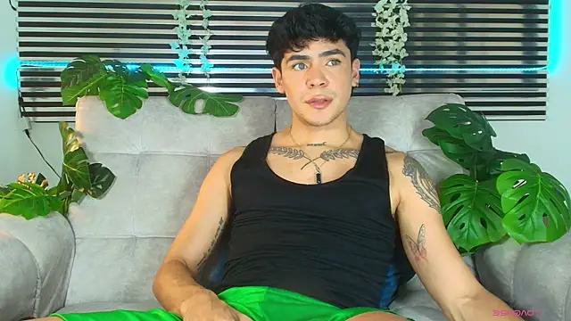 Snapshot of CamiiGuzmanX chatting on May 17, 2026, 10:54 pm CamiiGuzmanX online show from May 17, 2026, 10:54 pm