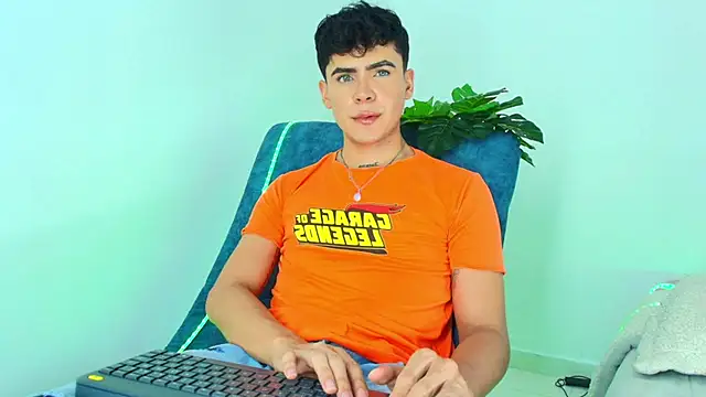 CamiiGuzmanX online show from November 19, 2025, 8:20 pm