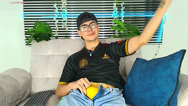 CamiiGuzmanX online show from December 22, 2025, 8:31 pm