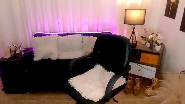 Snapshot of Sassy_Suzuhime chatting on October 24, 2025, 1:37 am Sassy Suzuhime online show from October 24, 2025, 1:37 am