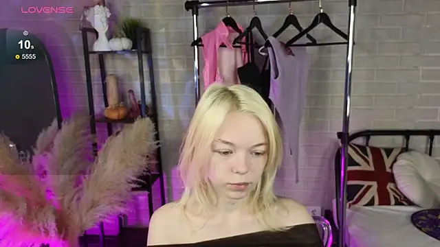 MillaHolt online show from October 22, 2025, 8:47 am