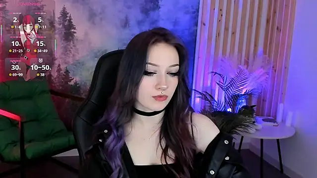 LiliLuna online show from November 6, 2025, 1:04 pm