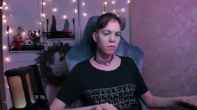 Snapshot of aestheticbeing chatting on December 17, 2025, 12:43 pm aestheticbeing online show from December 17, 2025, 12:43 pm