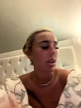 Snapshot of EllieMaeBaby chatting on November 11, 2025, 8:36 pm EllieMaeBaby online show from November 11, 2025, 8:36 pm