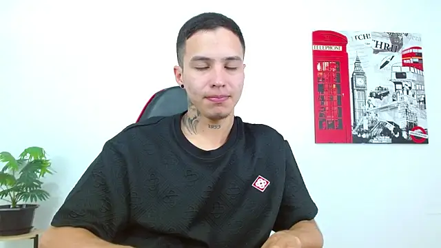 Cumandres18 online show from May 15, 2026, 2:48 pm