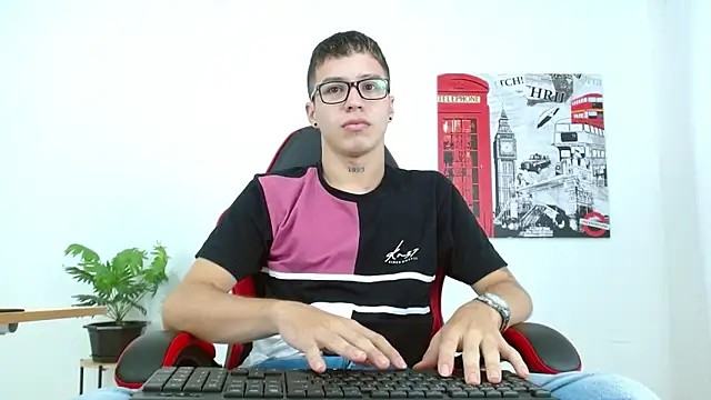 Cumandres18 online show from September 12, 2025, 1:44 pm