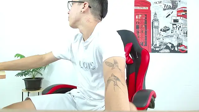 Cumandres18 online show from September 13, 2025, 1:55 pm