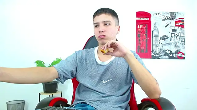 Cumandres18 online show from October 8, 2025, 2:07 pm