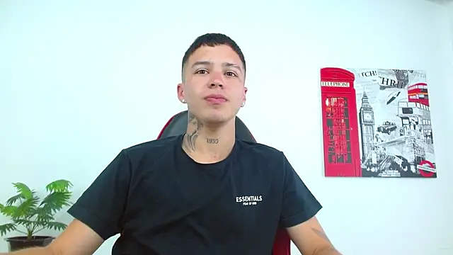 Cumandres18 online show from April 6, 2026, 2:29 pm