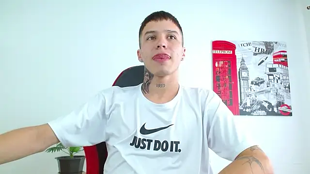 Cumandres18 online show from December 15, 2025, 2:12 pm