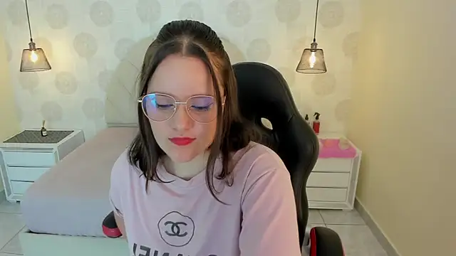 GIANAMILLER6 online show from November 4, 2025, 12:20 pm