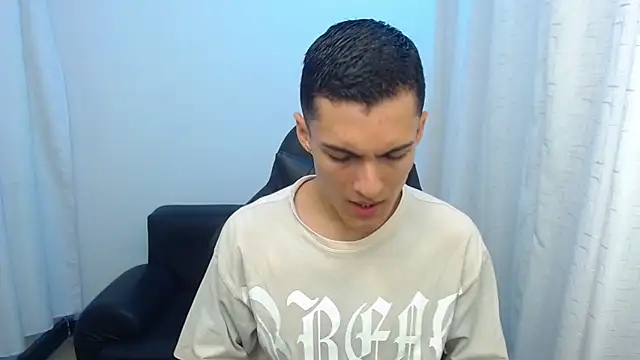 Snapshot of Matiius18 chatting on April 10, 2026, 2:13 pm Matiius18 online show from April 10, 2026, 2:13 pm