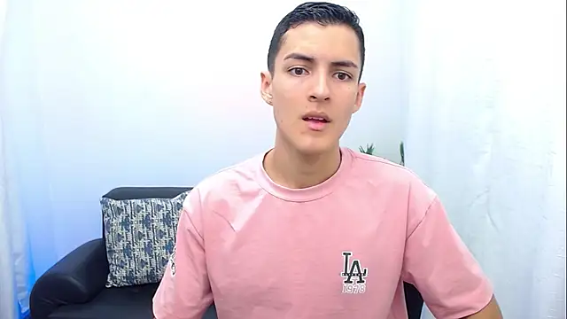 Snapshot of Matiius18 chatting on December 17, 2025, 2:00 pm Matiius18 online show from December 17, 2025, 2:00 pm