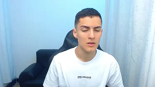 Snapshot of Matiius18 chatting on March 25, 2026, 1:43 pm Matiius18 online show from March 25, 2026, 1:43 pm